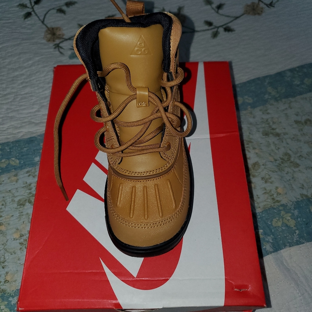 Little boys nike woodside boots